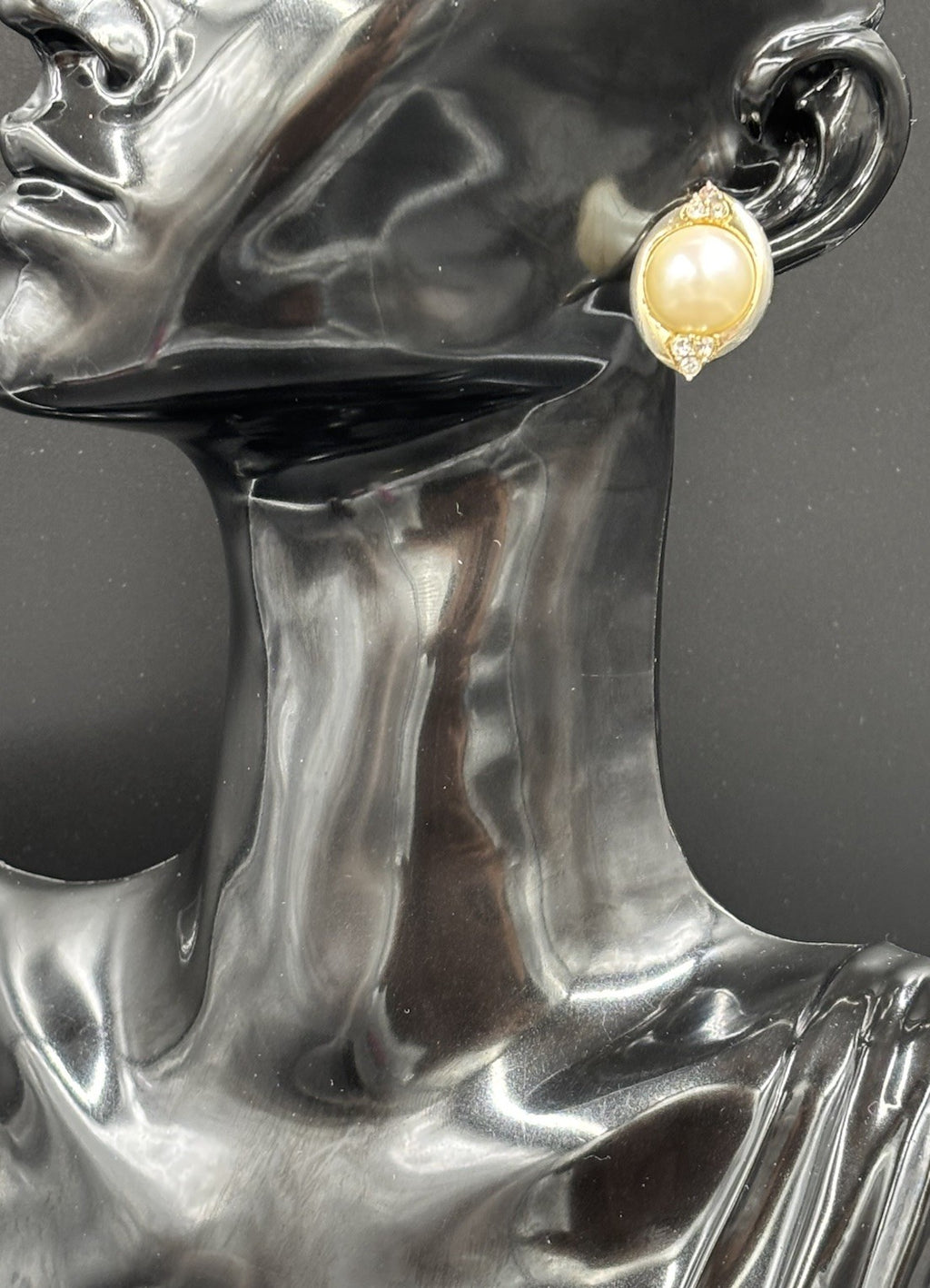 Vtg faux pearl clip on earrings Gold Tone.