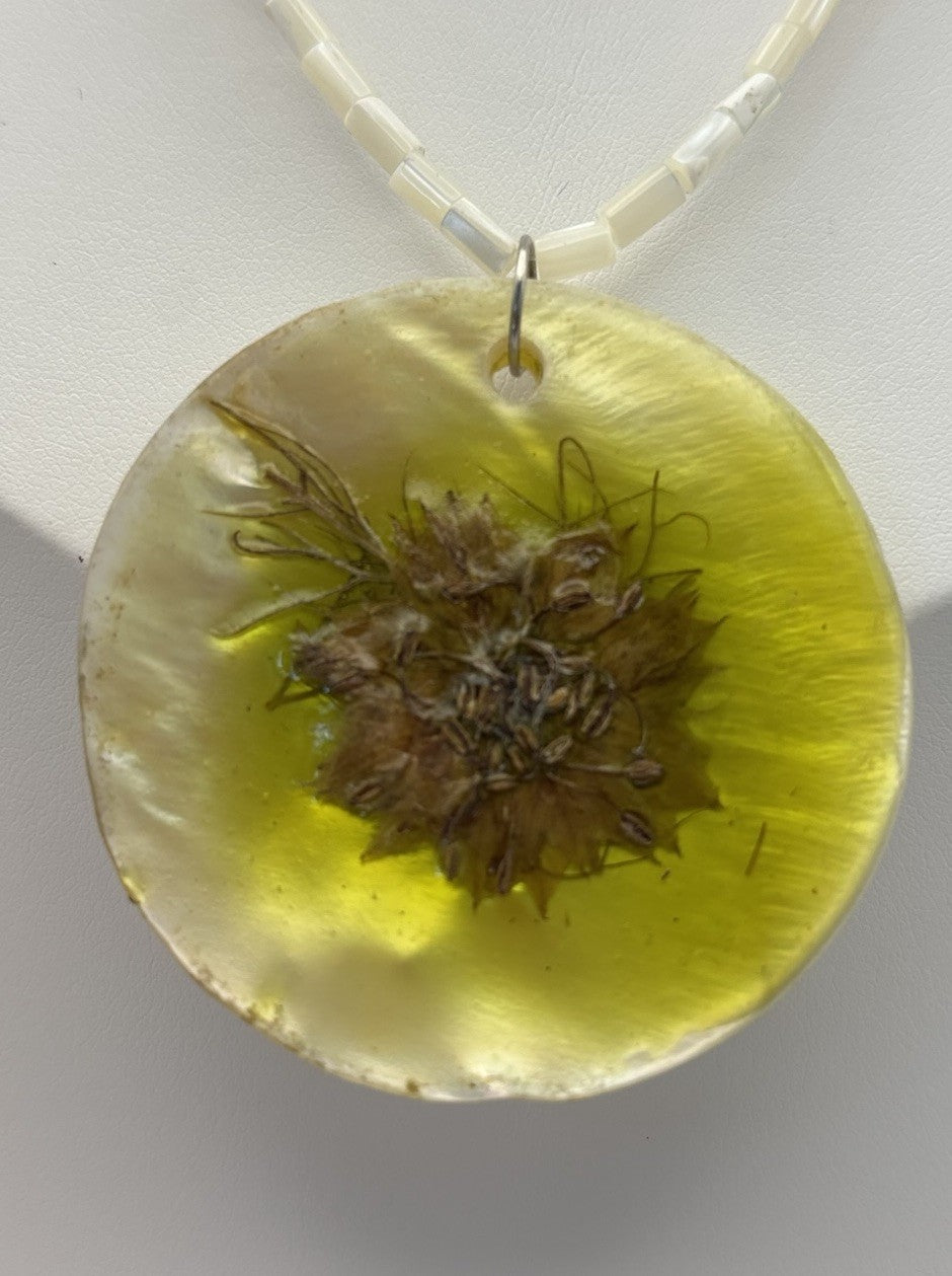 Vintage 1990s Shell Resin Pendant Necklace Dried Flower Boho Jewelry