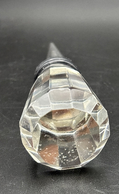 Faceted top detail on wine stopper