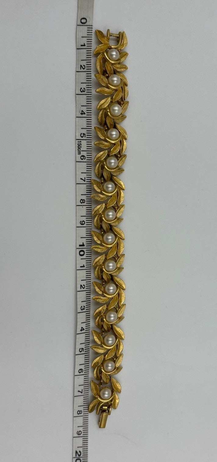 Vintage AVON Gold Tone Leaf Faux Pearl Bracelet Classic Floral Design Signed