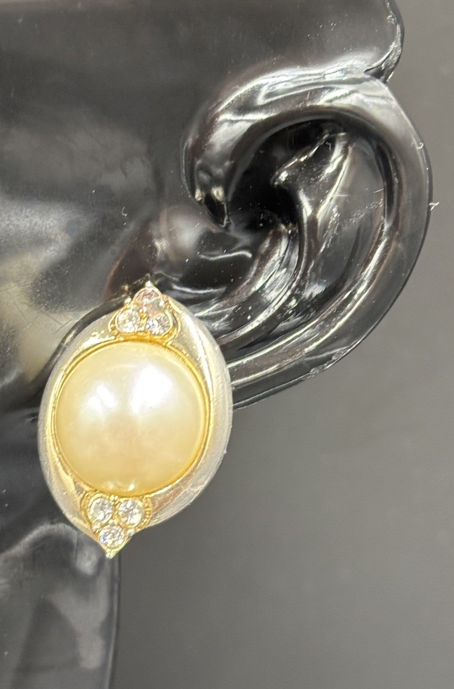 Vtg faux pearl clip on earrings Gold Tone.