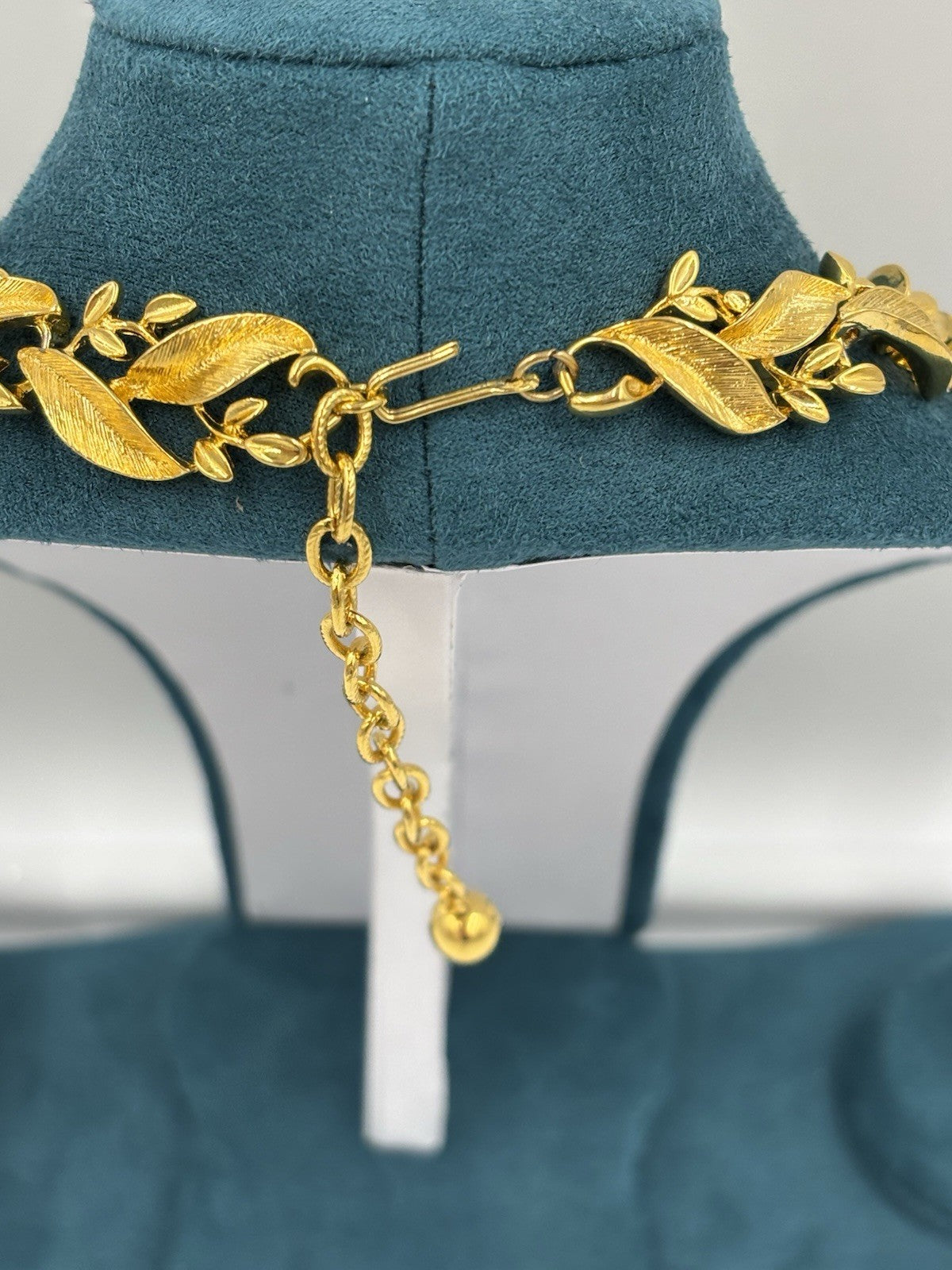 Vintage Gold-Tone Leaf Jewelry Set – Necklace, Bracelet & Earrings