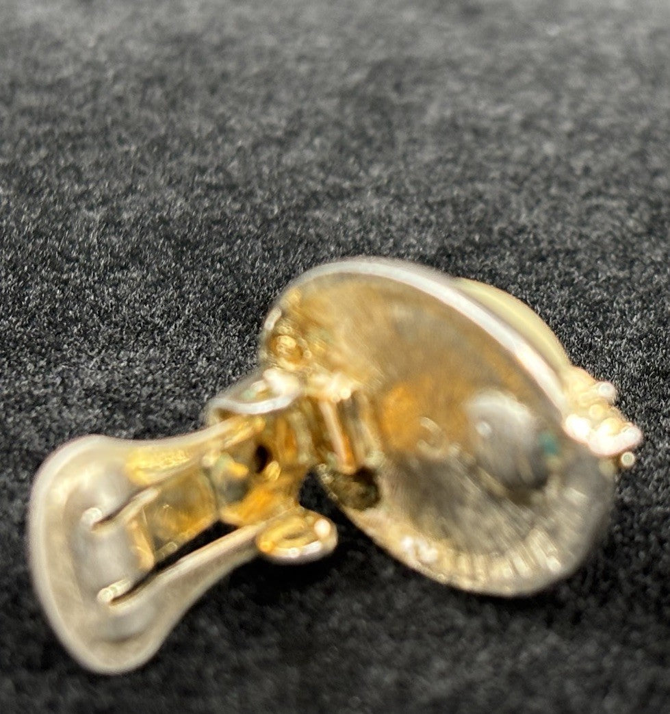 Vtg faux pearl clip on earrings Gold Tone.
