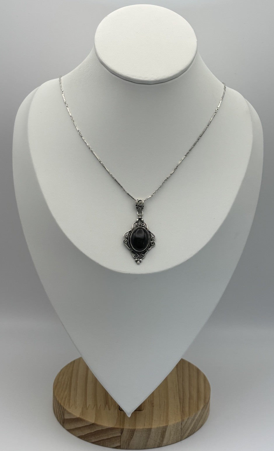 Vintage Sterling Silver Pendant Necklace Black Onyx Cabochon Ornate 28cm