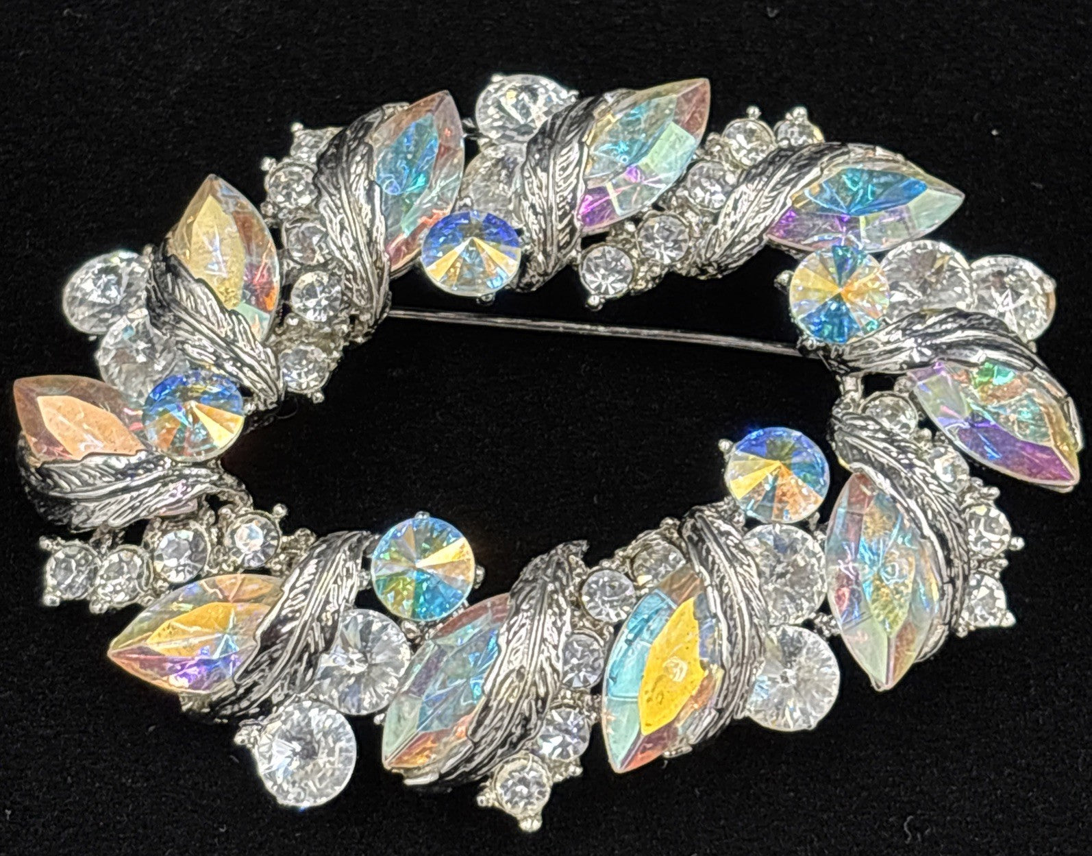 Vtg Brooch Diamanté Lustre Aurora Rhinestone’s Silver Tone Brooch.￼unsigned