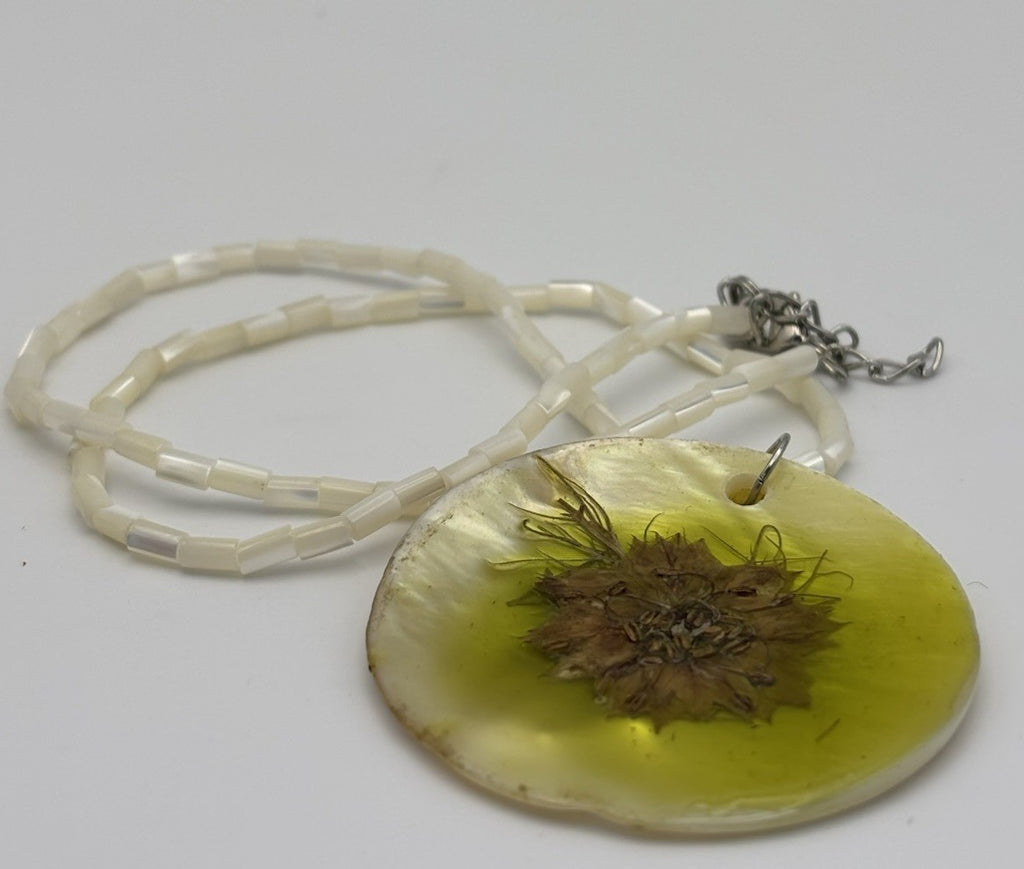 Vintage 1990s Shell Resin Pendant Necklace Dried Flower Boho Jewelry