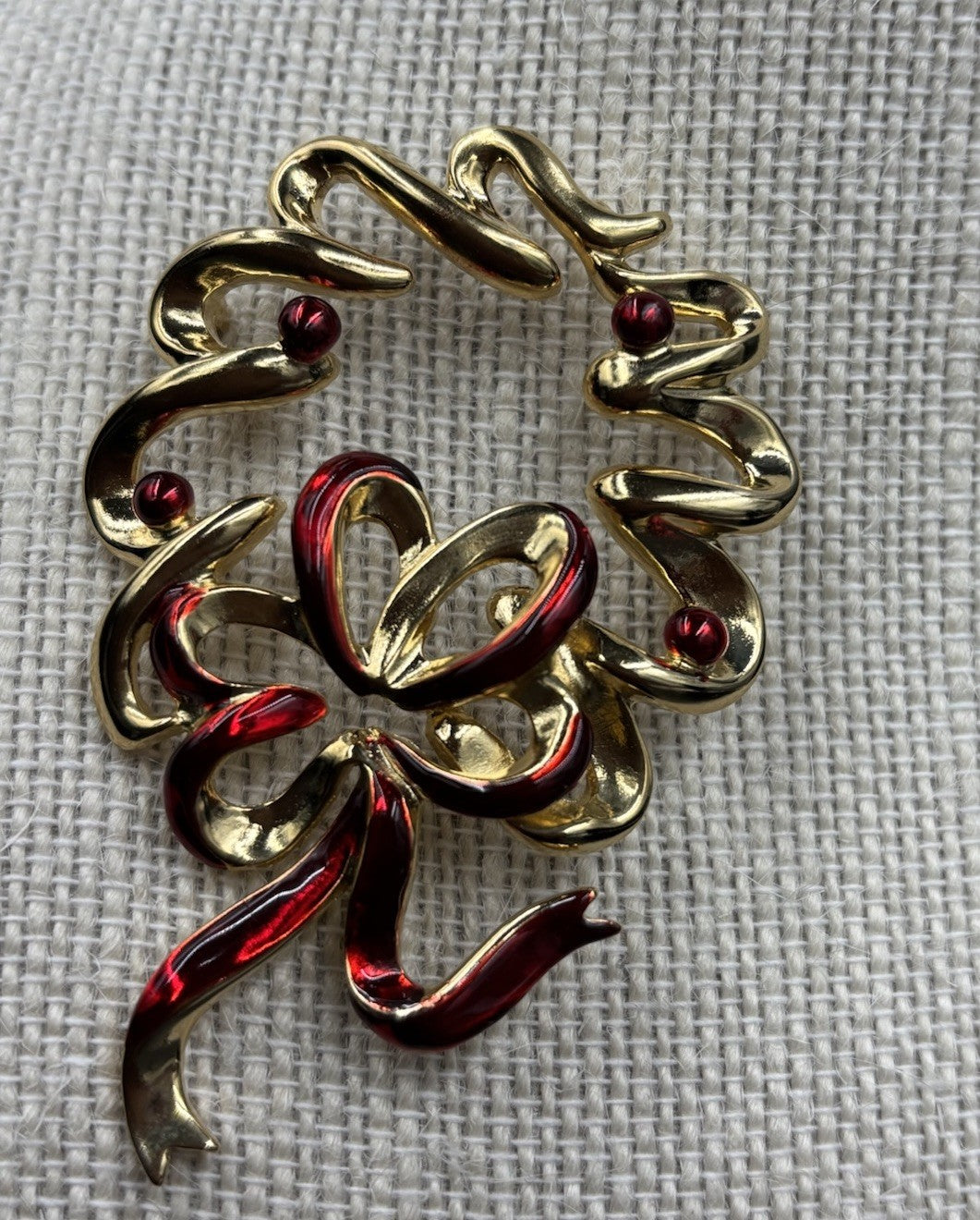 Vintage Unique Krementz Enamel Gold Tone Holiday Wreath Brooch Unsigned