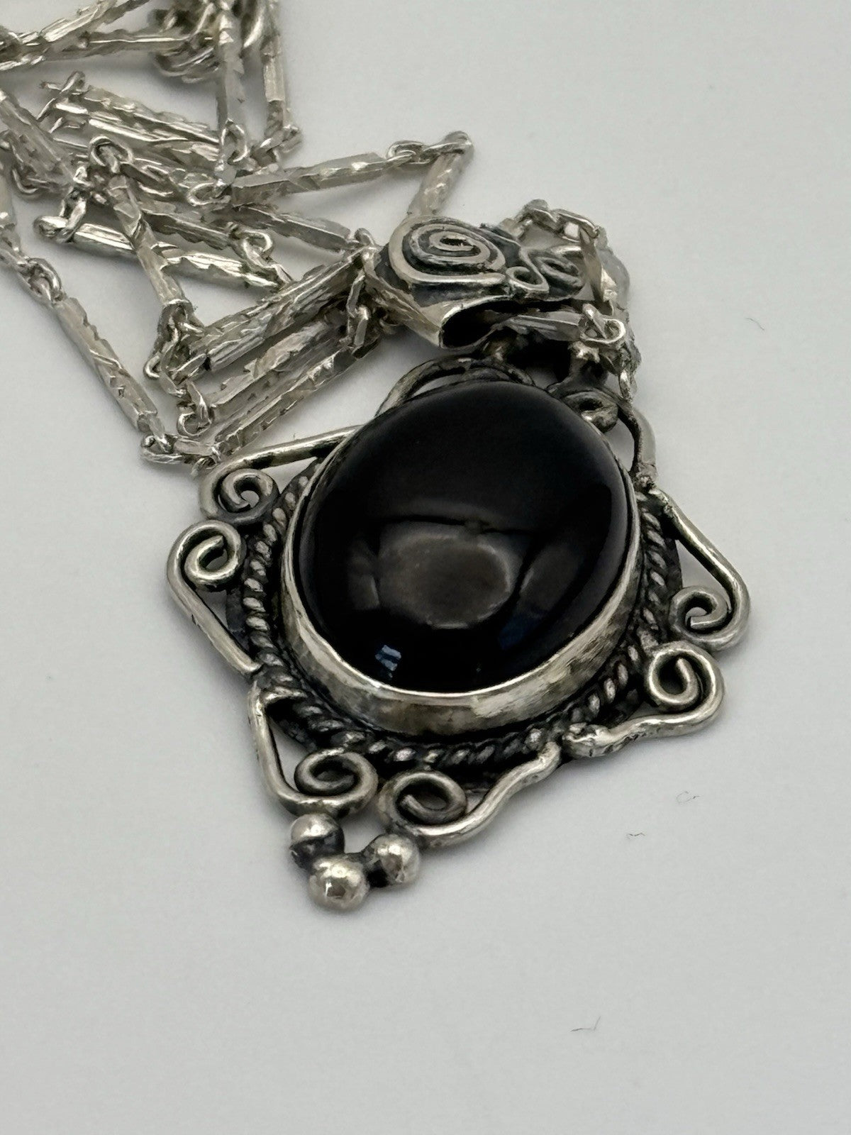 Vintage Sterling Silver Pendant Necklace Black Onyx Cabochon Ornate 28cm