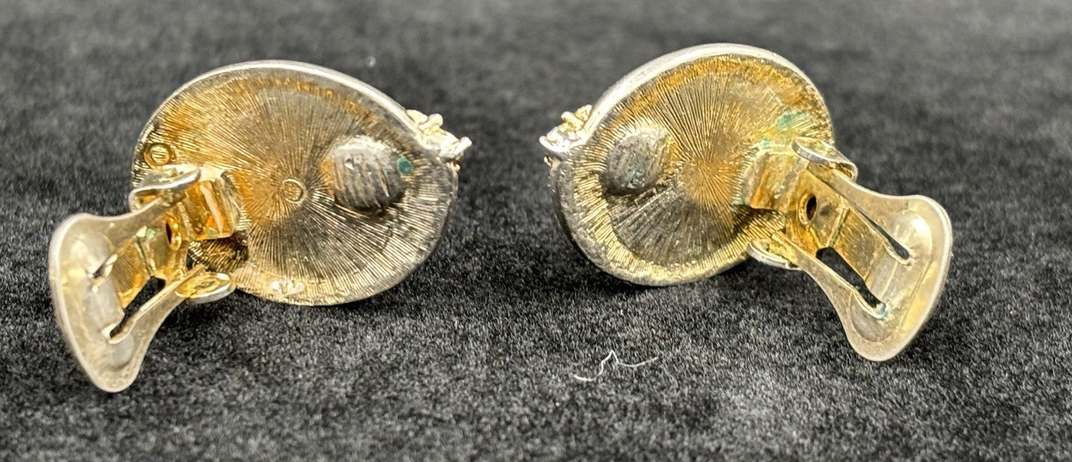 Vtg faux pearl clip on earrings Gold Tone.