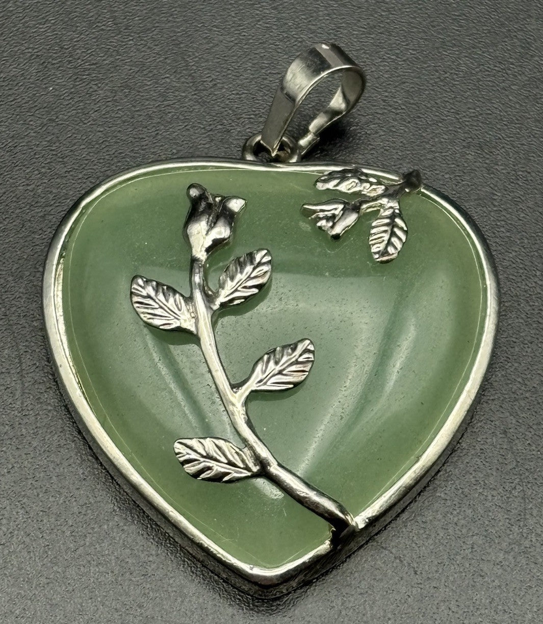 Vintage Natural Green Stone Heart Pendant Silver Tone Floral Jade Aventurine