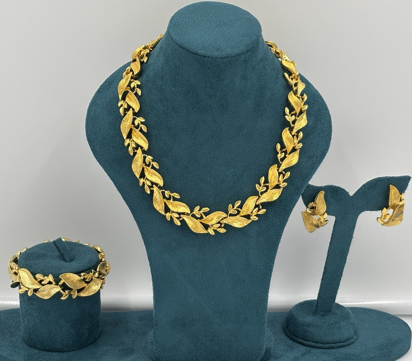 Vintage Gold-Tone Leaf Jewelry Set – Necklace, Bracelet & Earrings