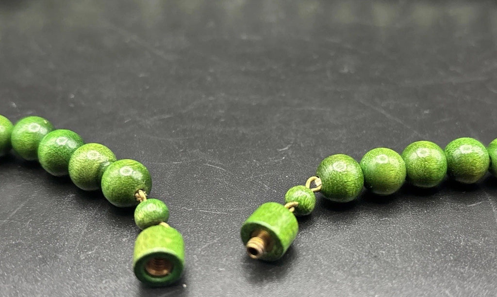 Vintage Art Deco Apple Green Faux Jade Wooden Bead Necklace Screw Clasp