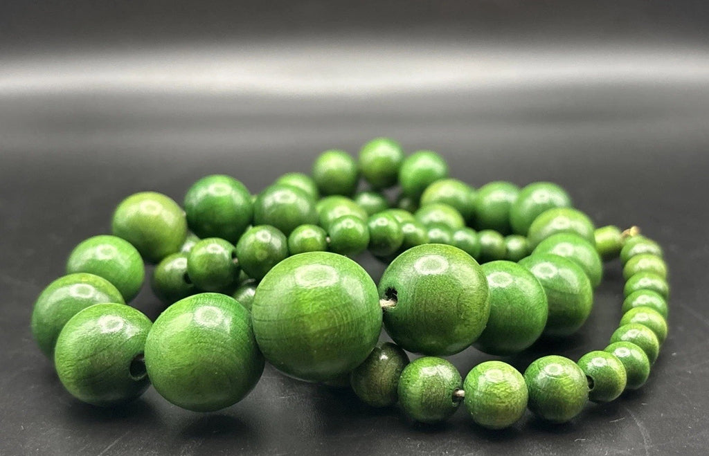 Vintage Art Deco Apple Green Faux Jade Wooden Bead Necklace Screw Clasp