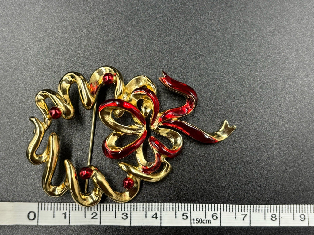 Vintage Unique Krementz Enamel Gold Tone Holiday Wreath Brooch Unsigned