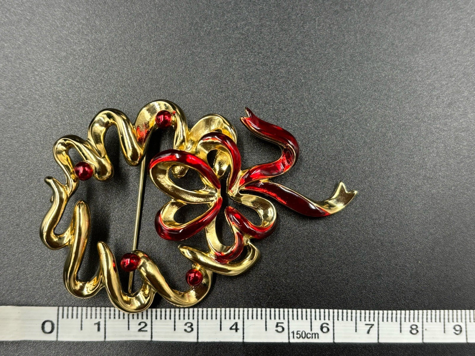 Vintage Unique Krementz Enamel Gold Tone Holiday Wreath Brooch Unsigned