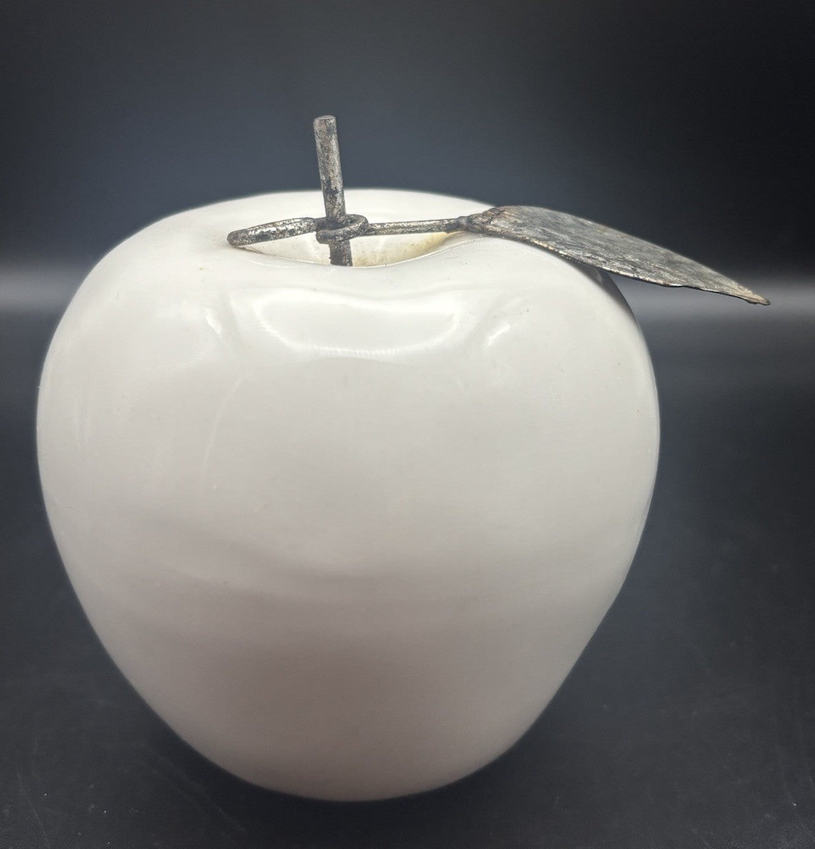 Vintage Milk Glass Apple Sculpture White Fruit Ornament Metal Leaf Display’Decor