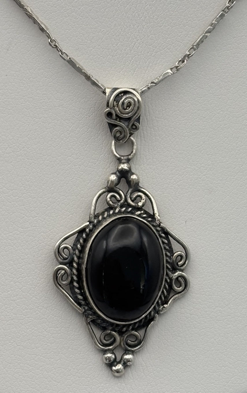 Vintage Sterling Silver Pendant Necklace Black Onyx Cabochon Ornate 28cm