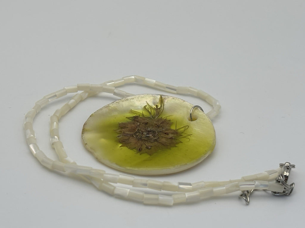 Vintage 1990s Shell Resin Pendant Necklace Dried Flower Boho Jewelry