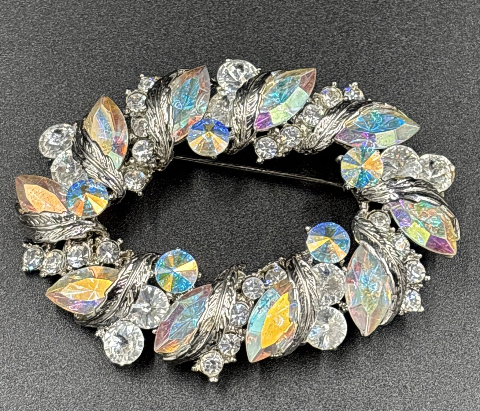 Vtg Brooch Diamanté Lustre Aurora Rhinestone’s Silver Tone Brooch.￼unsigned
