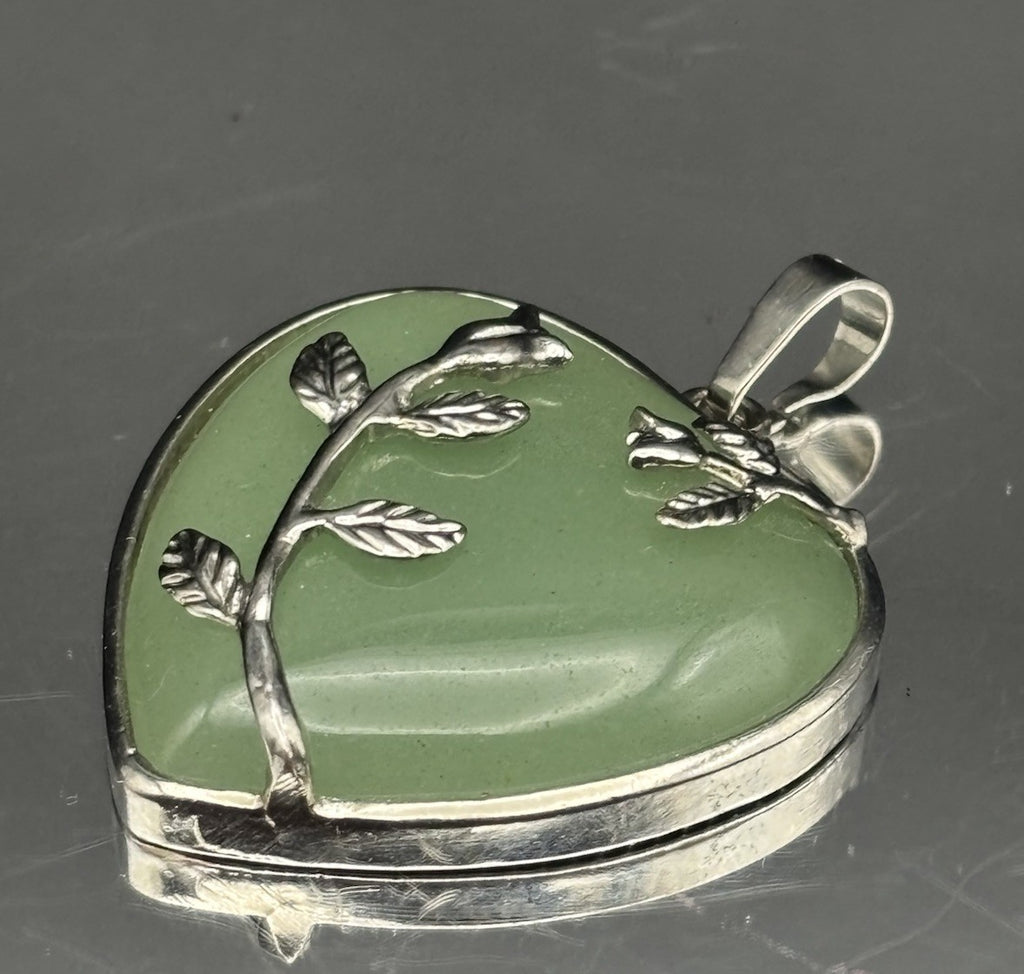 Vintage Natural Green Stone Heart Pendant Silver Tone Floral Jade Aventurine