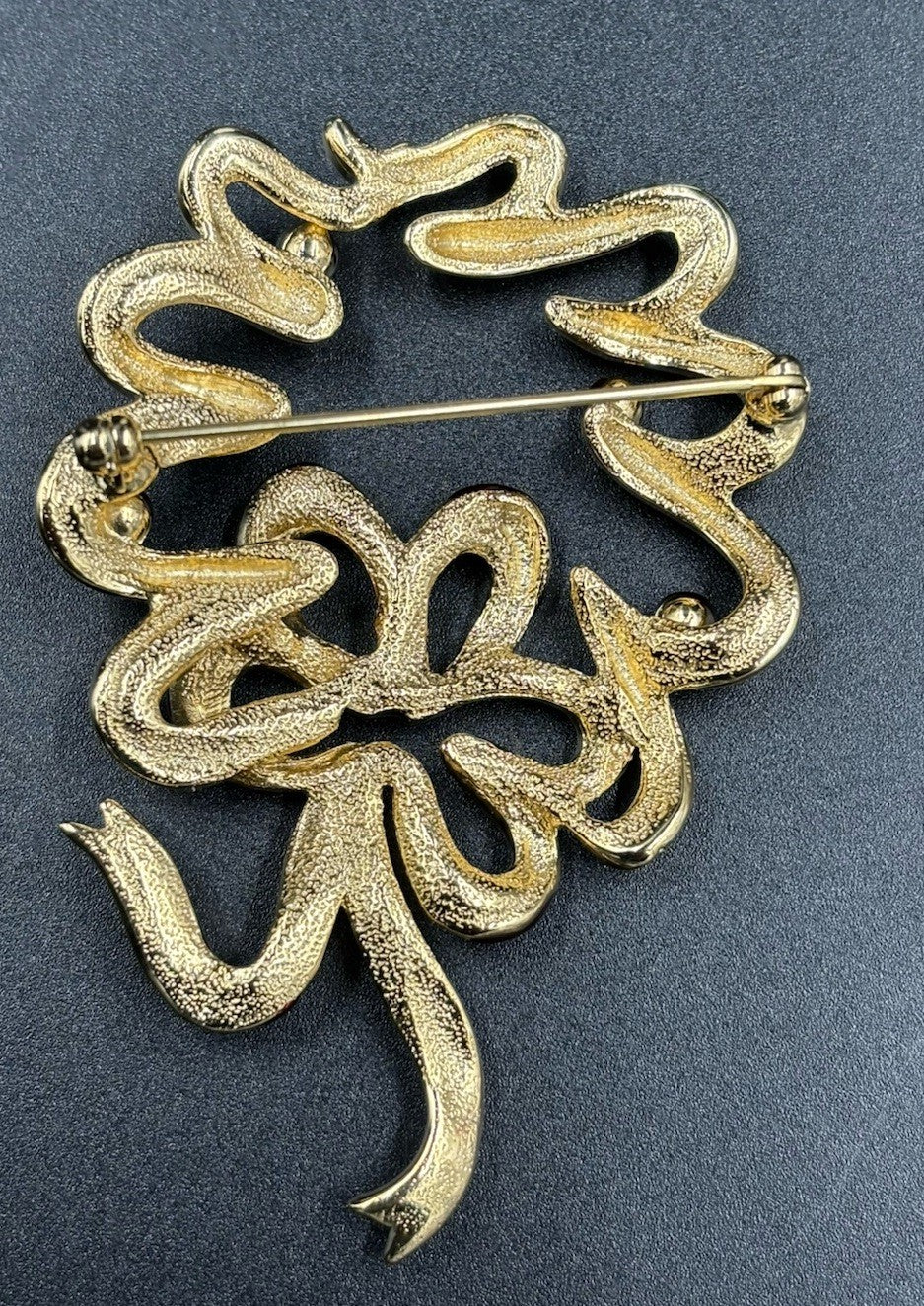 Vintage Unique Krementz Enamel Gold Tone Holiday Wreath Brooch Unsigned