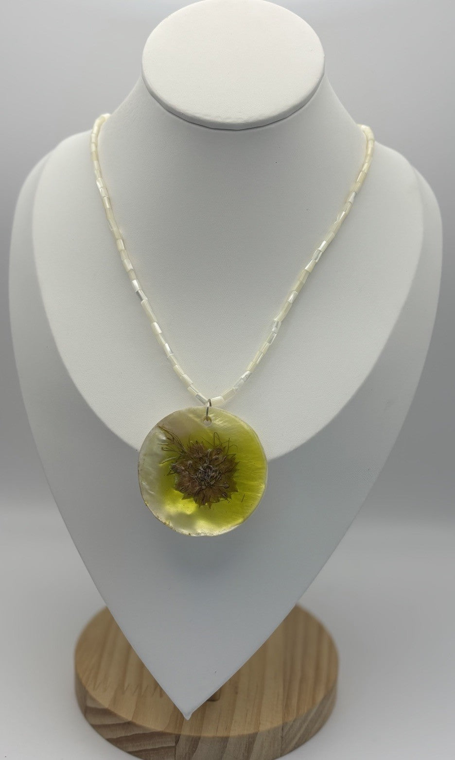 Vintage 1990s Shell Resin Pendant Necklace Dried Flower Boho Jewelry
