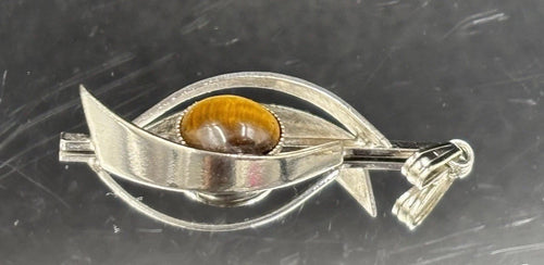 Golden tiger eye chatoyancy close-up