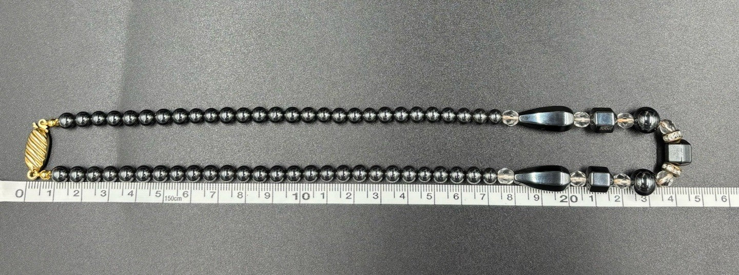 Vintage Brev. Metallic Black Crystal Glass Beads gold Tone Necklace. ￼