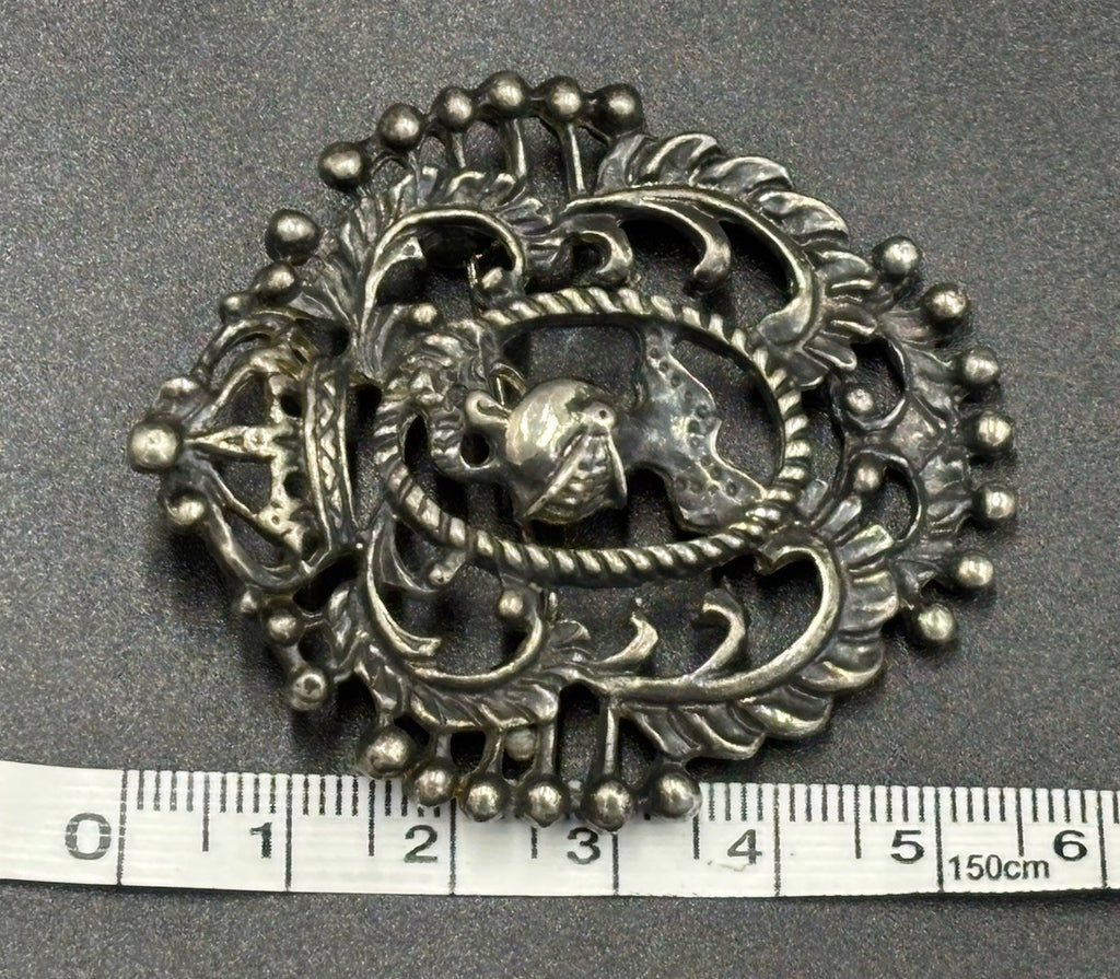 Vintage Ornate Heraldic Knight Brooch – Silver-Tone Metal, Peruzzi Style (5.5cm)