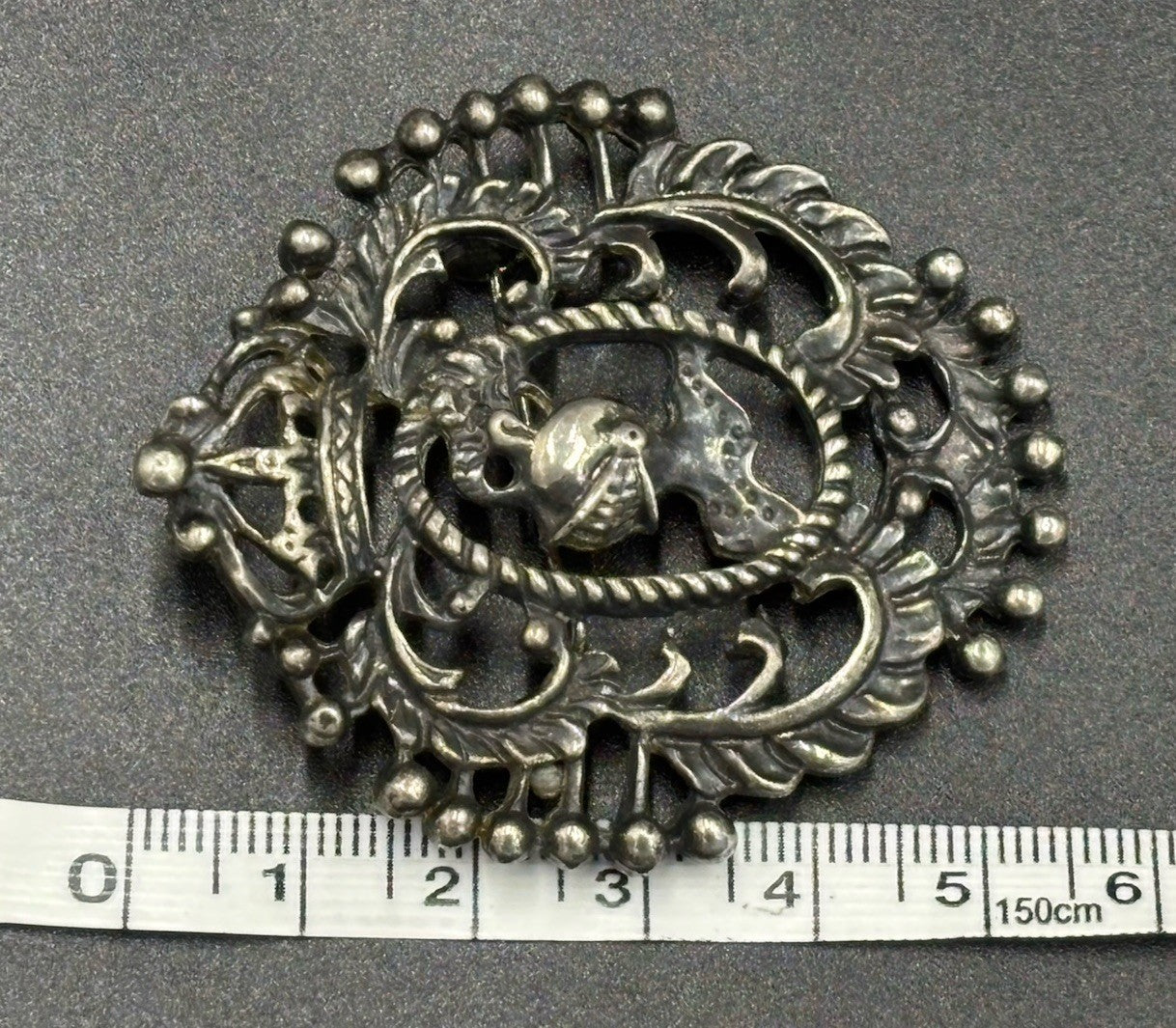 Vintage Ornate Heraldic Knight Brooch – Silver-Tone Metal, Peruzzi Style (5.5cm)