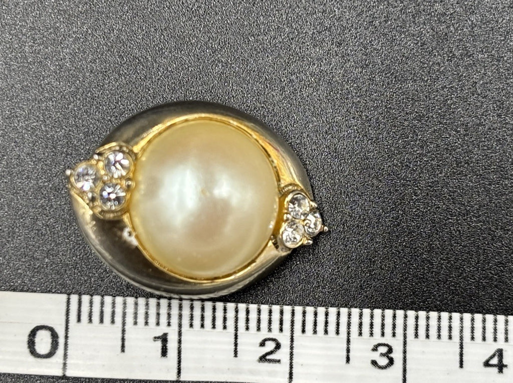Vtg faux pearl clip on earrings Gold Tone.