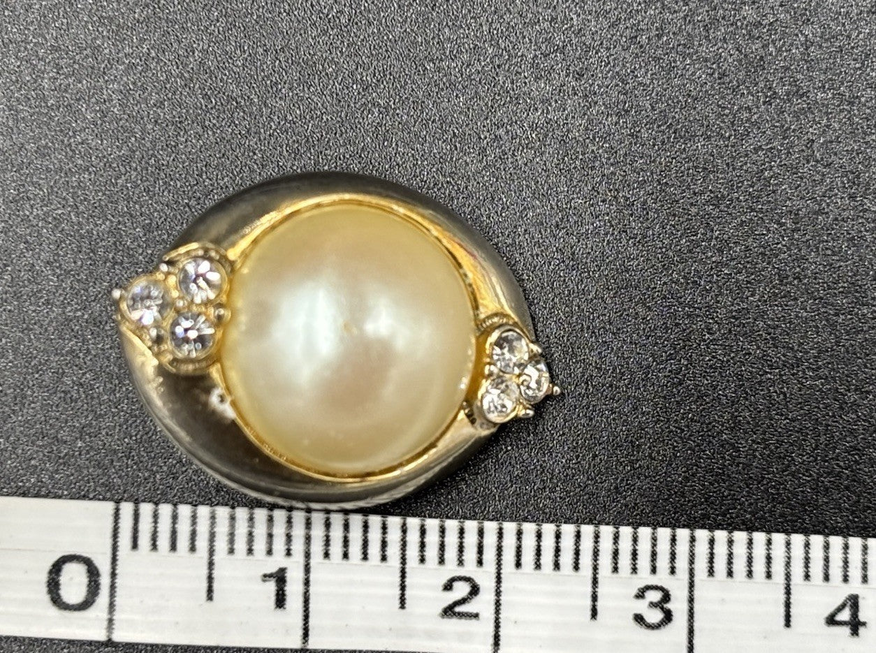 Vtg faux pearl clip on earrings Gold Tone.