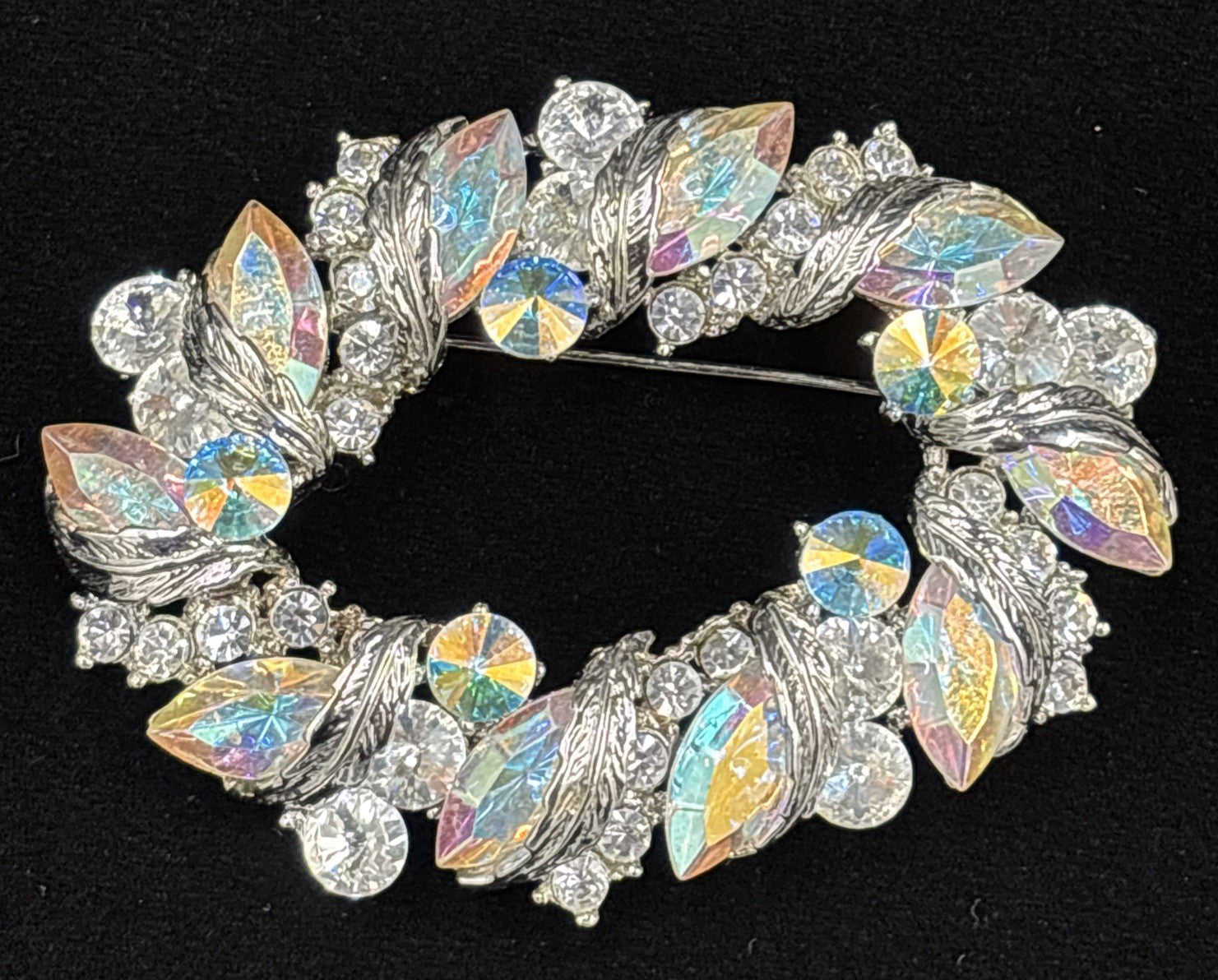 Vtg Brooch Diamanté Lustre Aurora Rhinestone’s Silver Tone Brooch.￼unsigned