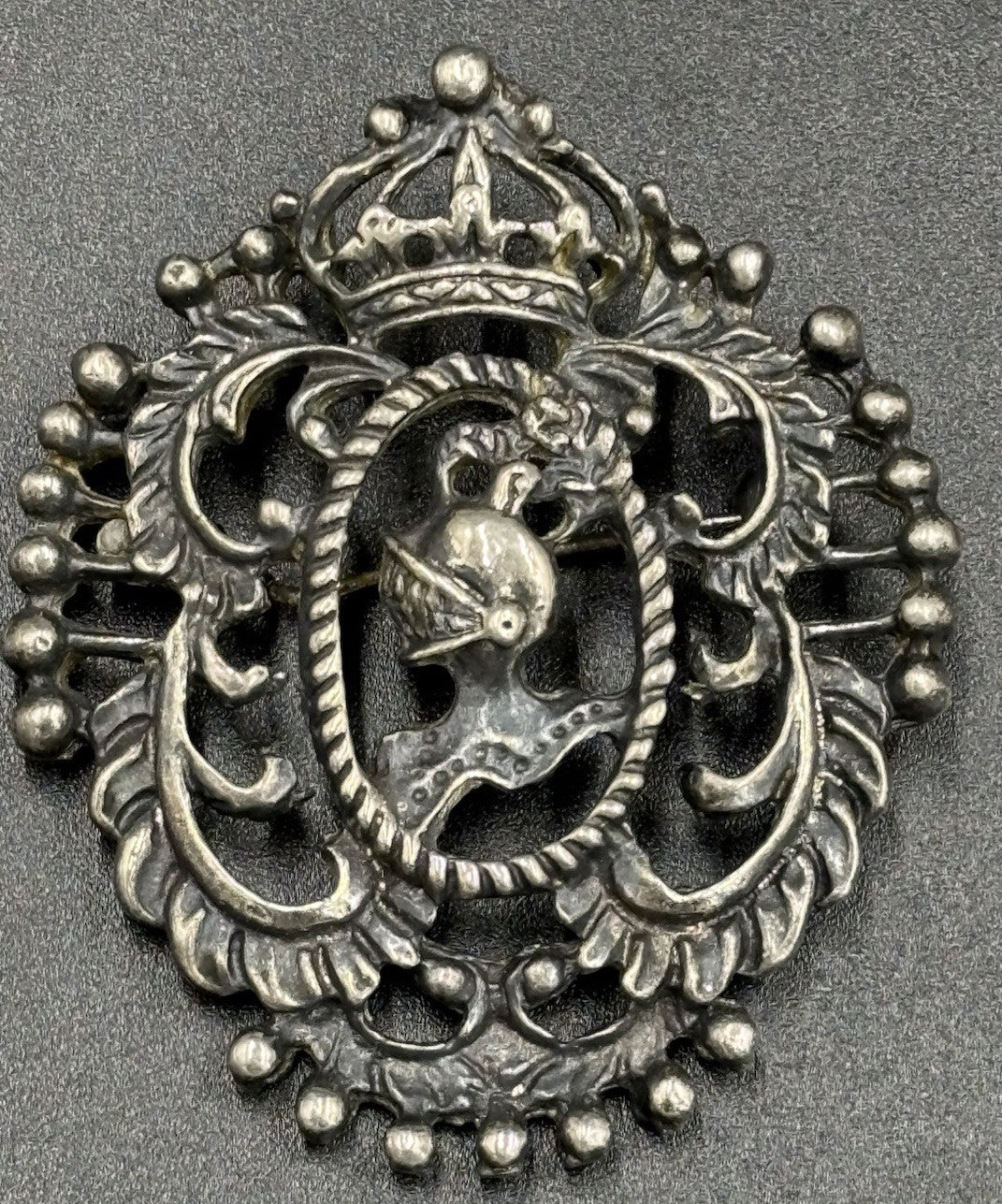 Vintage Ornate Heraldic Knight Brooch – Silver-Tone Metal, Peruzzi Style (5.5cm)