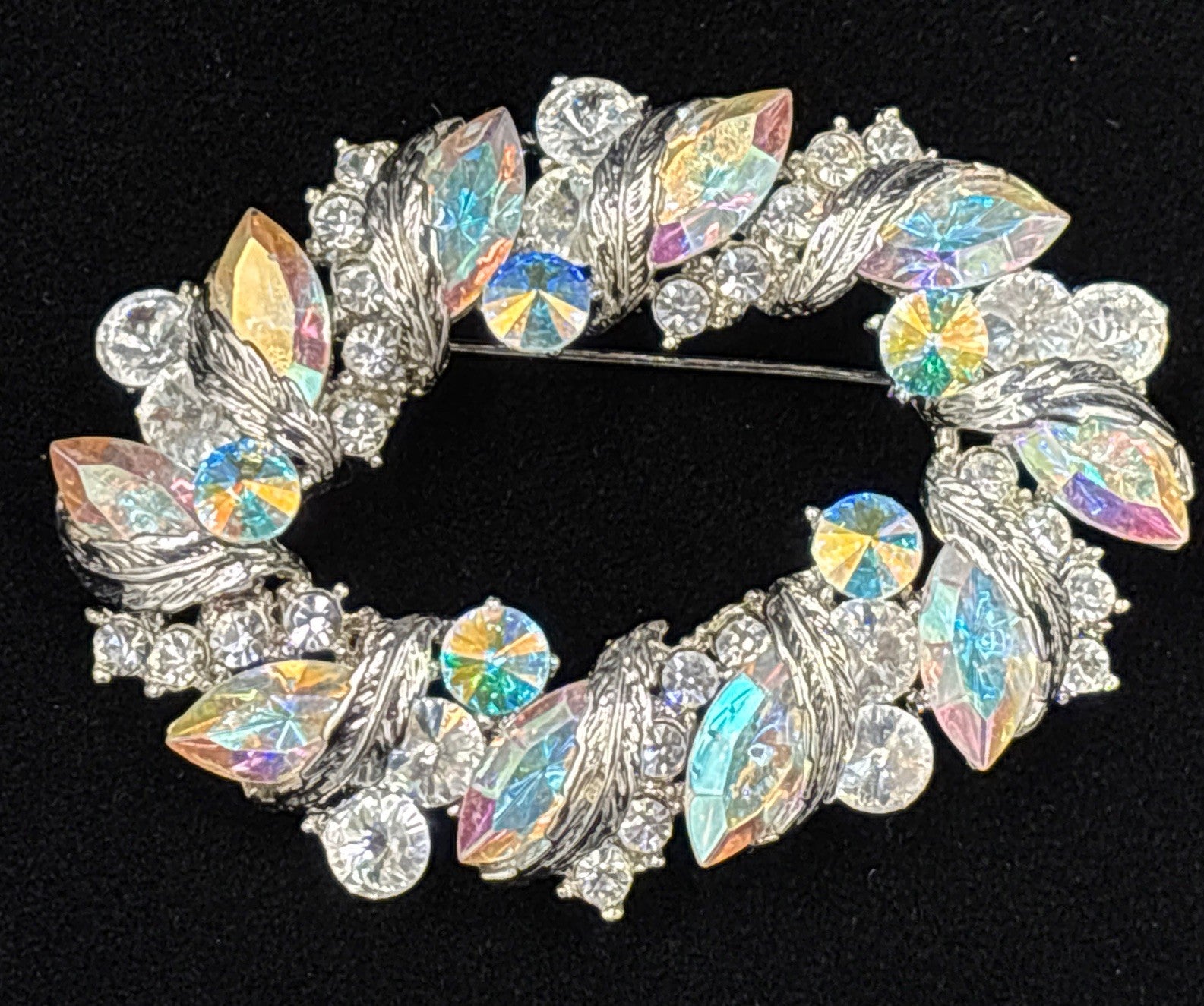 Vtg Brooch Diamanté Lustre Aurora Rhinestone’s Silver Tone Brooch.￼unsigned