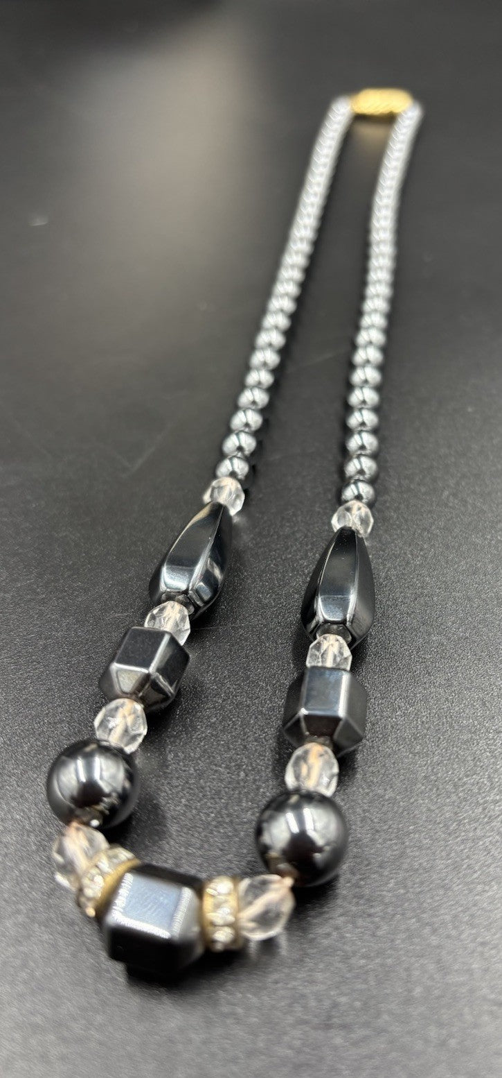 Vintage Brev. Metallic Black Crystal Glass Beads gold Tone Necklace. ￼