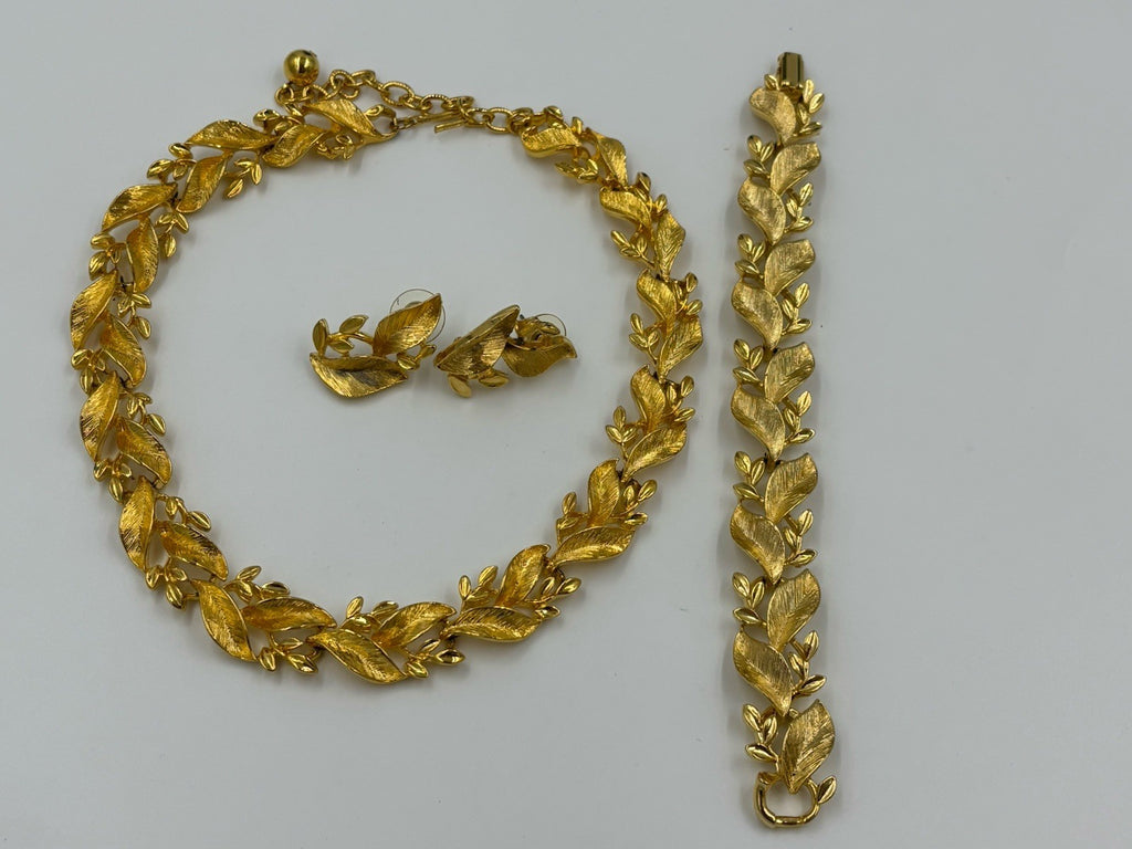 Vintage Gold-Tone Leaf Jewelry Set – Necklace, Bracelet & Earrings