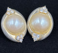 Vtg faux pearl clip on earrings Gold Tone.