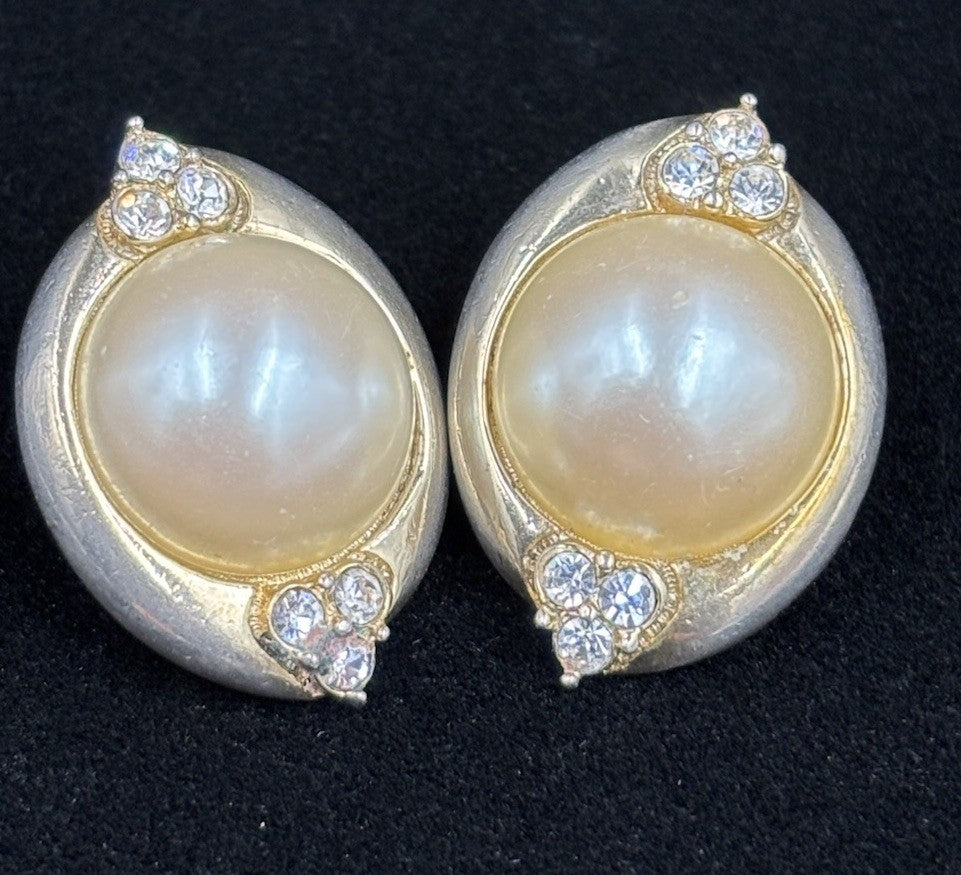 Vtg faux pearl clip on earrings Gold Tone.
