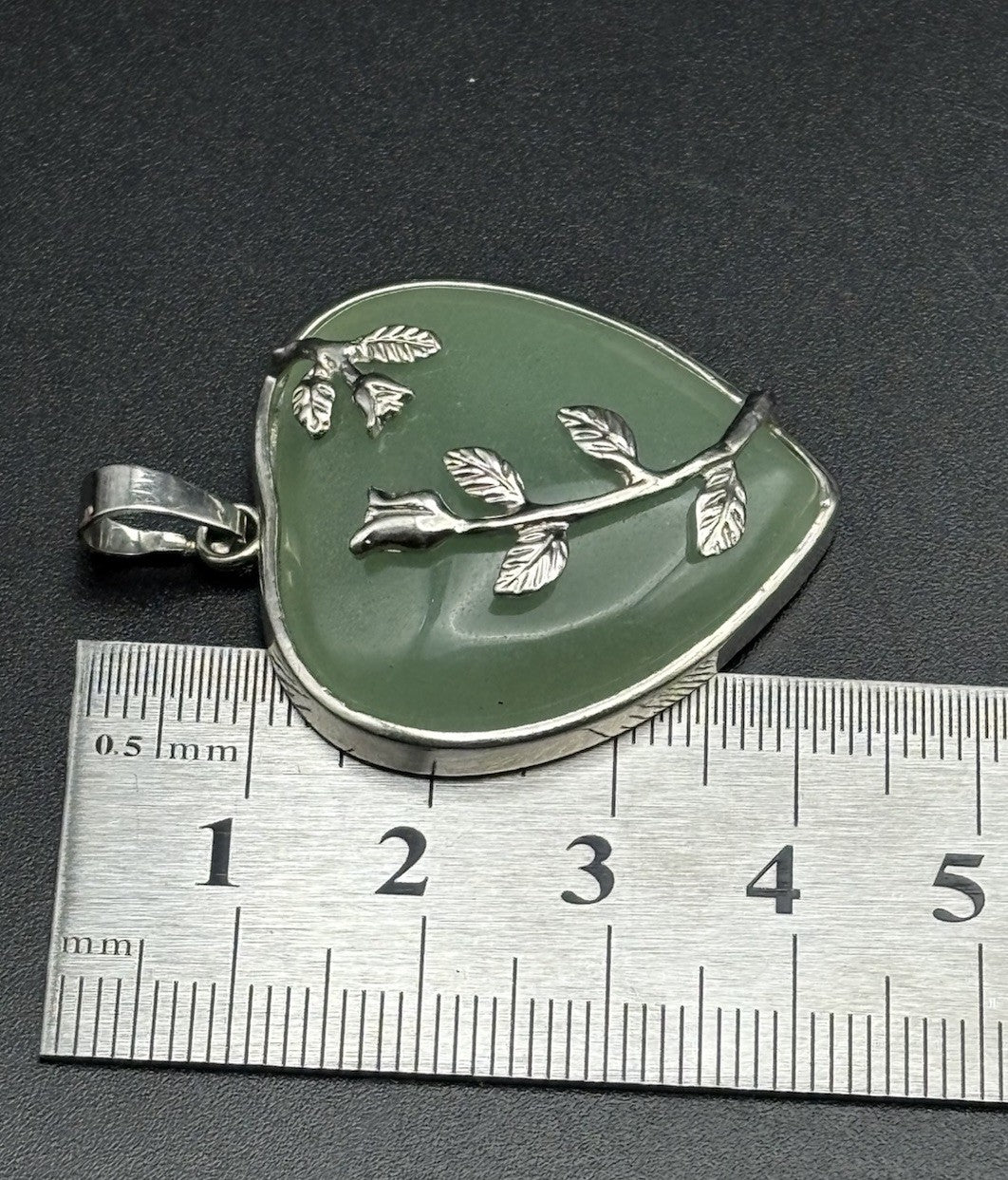 Vintage Natural Green Stone Heart Pendant Silver Tone Floral Jade Aventurine