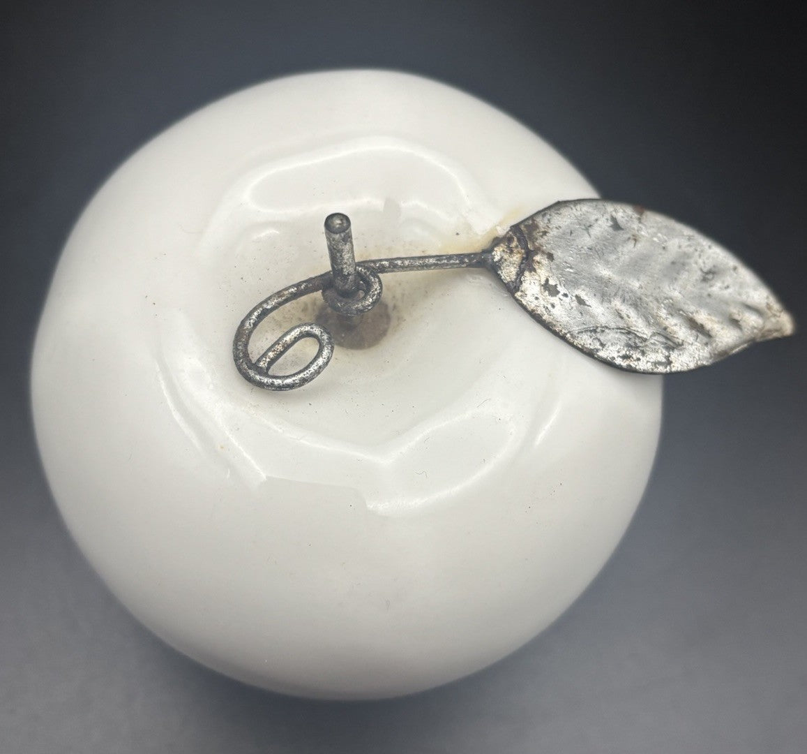 Vintage Milk Glass Apple Sculpture White Fruit Ornament Metal Leaf Display’Decor