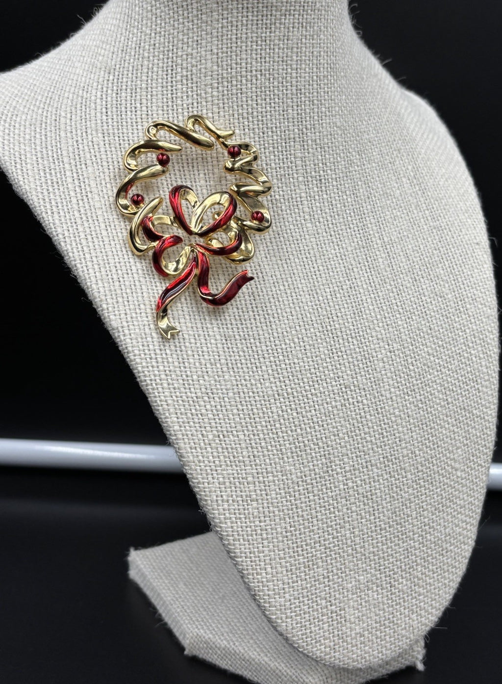 Vintage Unique Krementz Enamel Gold Tone Holiday Wreath Brooch Unsigned