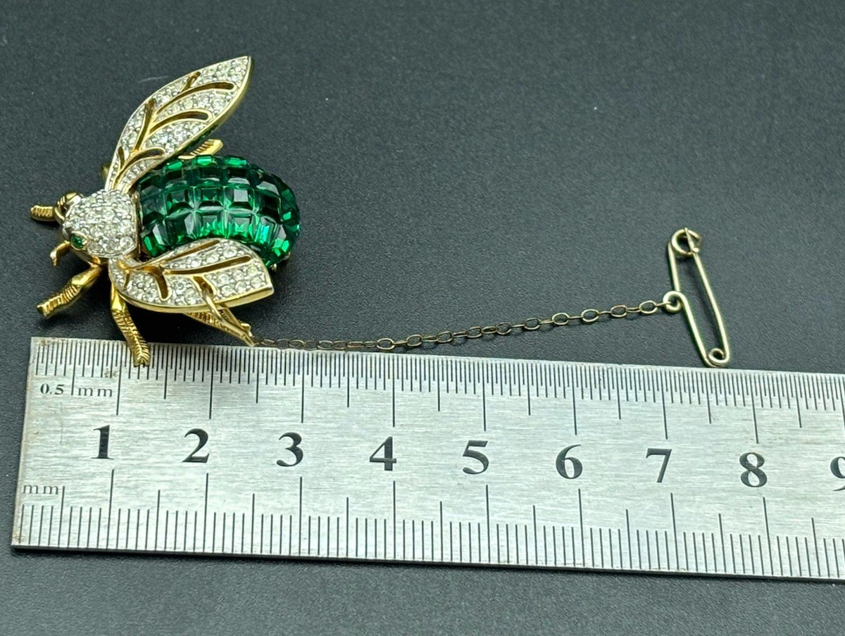 Vintage Emerald Green Crystal Bee Brooch Gold Tone Rhinestone Insect Pin